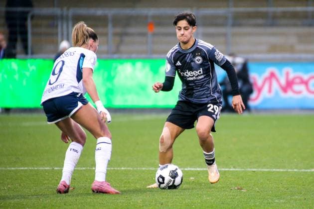 16 11 2025, xgrfx, Fußball DFB Pokal Frauen Achtelfinale , TSG Hoffenheim Eintracht Frankfurt v l Jill Janssens TSG Hoffenheim , Dilara Acikgöz Eintracht Frankfurt DFL DFB REGULATIONS PROHIBIT ANY USE OF PHOTOGRAPHS as IMAGE SEQUENCES and or QUASI VIDEO Dietmar Hopp Stadion
