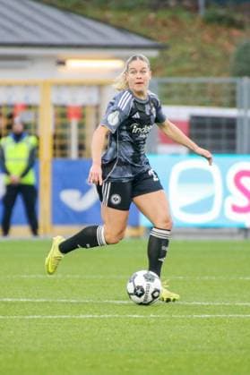 16 11 2025, xgrfx, Fußball DFB Pokal Frauen Achtelfinale , TSG Hoffenheim Eintracht Frankfurt v l Nadine Riesen Eintracht Frankfurt DFL DFB REGULATIONS PROHIBIT ANY USE OF PHOTOGRAPHS as IMAGE SEQUENCES and or QUASI VIDEO Dietmar Hopp Stadion