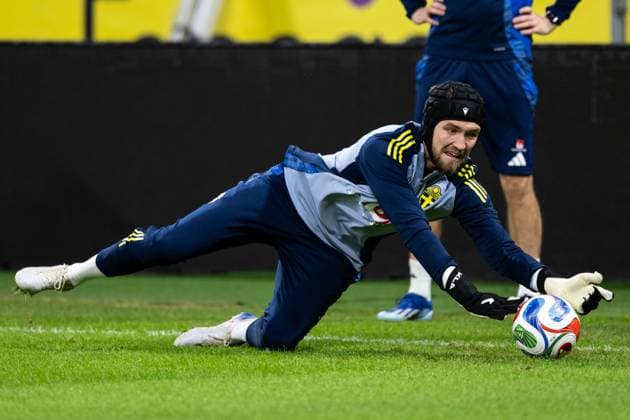 251117 Goalkeeper Noel Törnqvist of the Swedish men s national football team during a training session on November 17, 2025 in Stockholm Photo Jesper Zerman BILDBYRAN kod JZ JZ0647 fotboll football soccer fotball vm kval kval fifa world cup qualifier qualifier träning practice training sverige sweden sverige a bbeng  Copyright: JESPERxZERMAN BB251117JZ011