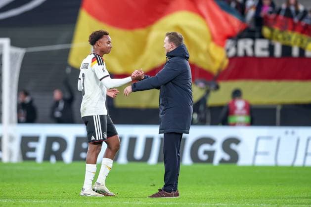 17 11 2025, Football, International match, World Cup Qualification Europe, Germany Slovakia, Red Bull Arena Leipzig , Matchday 10, Season 2025 2026 Joy after the 6 0 victory of the German team Final celebration Forzan Assan Ouedraogo GER 09 hugs national coach Julian Nagelsmann GER hc Regulations prohibit any use of photographs as image sequences and or quasi video Sachsen Deutschland