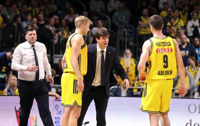 Co-coach Sebastian Trzcionka, coach Pedro Calles talks to Sam Griesel, Jonas Mattisseck action upper body Sports Basketball BBL Cup Mens Quarterfinals Season 2025 2026 17 11 2025 ALBA Berlin vs Science City Jena