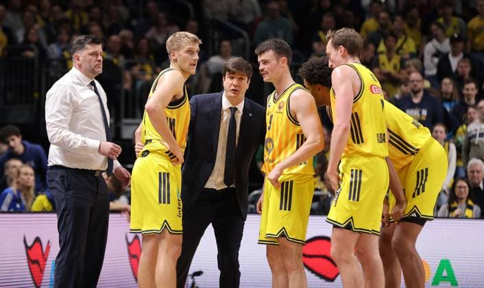 Co-coach Sebastian Trzcionka, coach Pedro Calles talks to Sam Griesel, Jonas Mattisseck, Moses Wood action upper body Sports Basketball BBL Cup Mens Quarterfinals Season 2025 2026 17 11 2025 ALBA Berlin vs Science City Jena