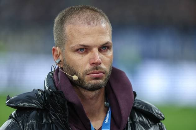 1 Bundesliga Hamburger SV Borussia Dortmund on 08 11 2025 at Volksparkstadion in Hamburg Dennis Diekmeier cries campaign Wir gegen den Krebs yes we cancer MH