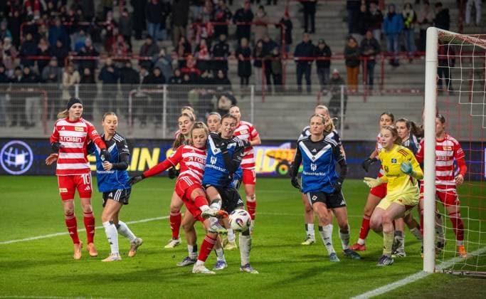 Soccer, Women, Season 2025 2026, Google Pixel Women Bundesliga 11 Matchday , 1 FC Union Berlin Hamburger SV, in the middle f l Jenny Hipp 1 Women 1 FC Union , Annalena Wucher Hamburger SV , 21 11 2025, Copyright: xMatthiasxKochx