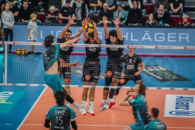 Volleyball mens season 2025 2026 Volleyball Bundesliga main round SWD powervolleys Düren vs SVG Lüneburg 21 11 2025 Robin Baghdaday 8 SWD powervolleys Düren against the block of Christopher Byam 4 SVG Lüneburg , Joscha Kunstmann 7 SVG Lüneburg and Ethan Champlin 20 SVG Lüneburg