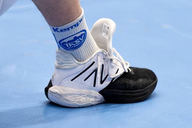 21 11 2025, xkwix, Handball, 1 Handball Bundesliga, DAIKIN HBL 2025 26, TBV Lemgo Lippe ThSV Eisenach, PHOENIX CONTACT Arena socks of ThSV Eisenach in handball shoe NRW Germany