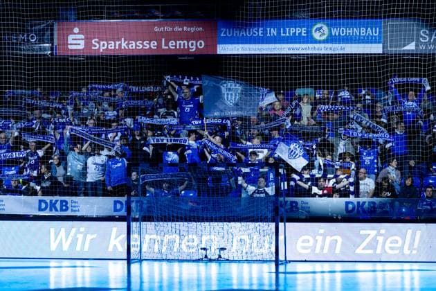 21 11 2025, xkwix, Handball, 1 Handball Bundesliga, DAIKIN HBL 2025 26, TBV Lemgo Lippe ThSV Eisenach, PHOENIX CONTACT Arena Fans from TBV Lemgo in the stands NRW Germany