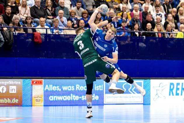 21 11 2025, xkwix, Handball, 1 Handball Bundesliga, DAIKIN HBL 2025 26, TBV Lemgo Lippe ThSV Eisenach, PHOENIX CONTACT Arena Lukas Hutecek TBV Lemgo Lippe 2 in duel against Oskar Joelsson ThSV Eisenach 3 NRW Germany