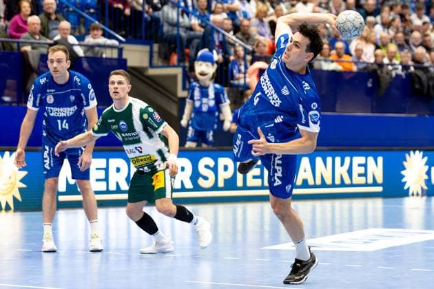 21 11 2025, xkwix, Handball, 1 Handball Bundesliga, DAIKIN HBL 2025 26, TBV Lemgo Lippe ThSV Eisenach, PHOENIX CONTACT Arena Samuel Zehnder TBV Lemgo Lippe 4 at goal throw NRW Germany