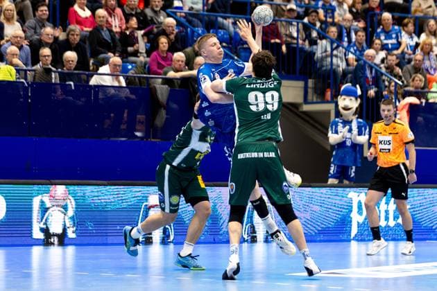 21 11 2025, xkwix, Handball, 1 Handball Bundesliga, DAIKIN HBL 2025 26, TBV Lemgo Lippe ThSV Eisenach, PHOENIX CONTACT Arena Niels Versteijnen TBV Lemgo Lippe 25 in duel against Tillmann Leu ThSV Eisenach 99 NRW Germany