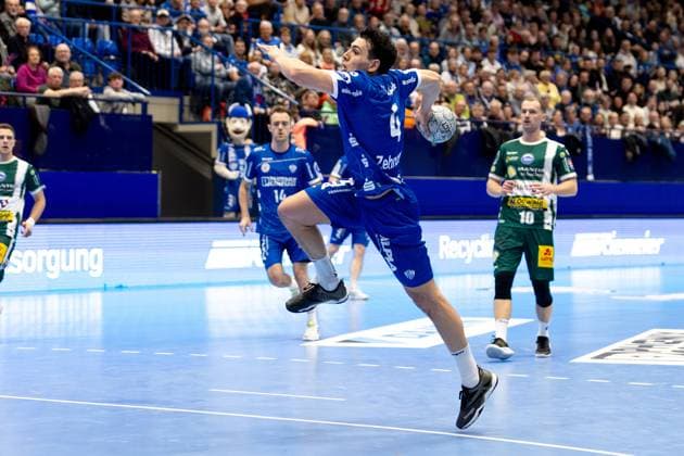 21 11 2025, xkwix, Handball, 1 Handball Bundesliga, DAIKIN HBL 2025 26, TBV Lemgo Lippe ThSV Eisenach, PHOENIX CONTACT Arena Samuel Zehnder TBV Lemgo Lippe 4 at goal throw NRW Germany