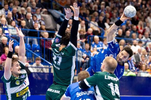 21 11 2025, xkwix, Handball, 1 Handball Bundesliga, DAIKIN HBL 2025 26, TBV Lemgo Lippe ThSV Eisenach, PHOENIX CONTACT Arena Tim Suton TBV Lemgo Lippe 23 in goal throw and Philipp Meyer ThSV Eisenach 27 , Peter Walz ThSV Eisenach 14 and Felix Aellen ThSV Eisenach 22 try to block NRW Germany