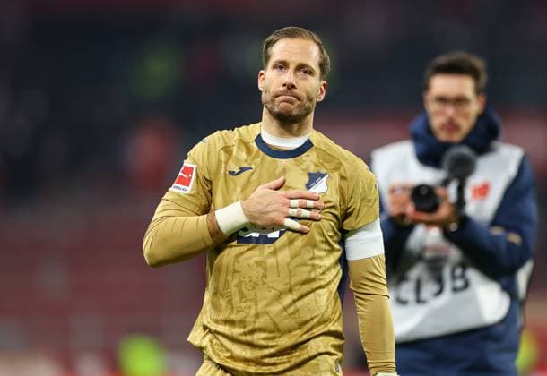 21 11 2025, Soccer Bundesliga, 1 FSV Mainz 05 TSG 1899 Hoffenheim, emonline, emspor, v l , Goalkeeper Oliver Baumann TSG 1899 Hoffenheim is celebrated by the fans after his 500 competitive match DFL DFB REGULATIONS PROHIBIT ANY USE OF PHOTOGRAPHS AS IMAGE SEQUENCES AND OR QUASI VIDEO xdcx Copyright: HMBxMedia Claus