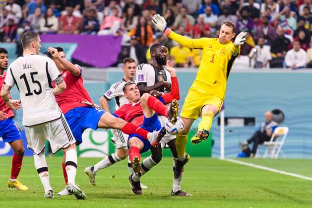 01 12 2022, Football World Cup 2022 in Qatar, preliminary round, match day 3, Costa Rica Germany, Al Bayt Stadium Al Khor , goal to 2 1 for Costa Rica, from left Niklas Süle Germany , Joshua Kimmich Germany , Oscar Duarte Costa Rica , Juan Pablo Vargas Costa Rica , Antonio Rüdiger Germany , goalkeeper Manuel Neuer Germany