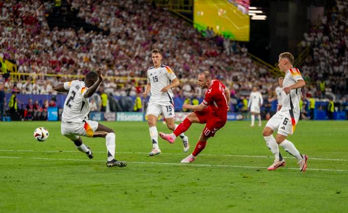 29 06 2024, Football UEFA EURO 2024, Round of 16, Germany Denmark, in the BVB Arena Dortmund, Christian Eriksen Denmark against f l Antonio Rüdiger Germany , Nico Schlotterbeck Germany and Joshua Kimmich Germany