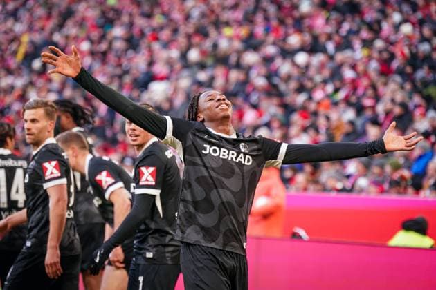 Germany Soccer Bundesliga 2025 26, 11 Matchday FC Bayern vs SC Freiburg Allianz Arena Munich Goal and goal celebration to 0 2 by Johan Manzambi SC Freiburg, 44 Joy, emotions, jubilation Munich Bayern Germany Copyright: xJOERANxSTEINIEKx