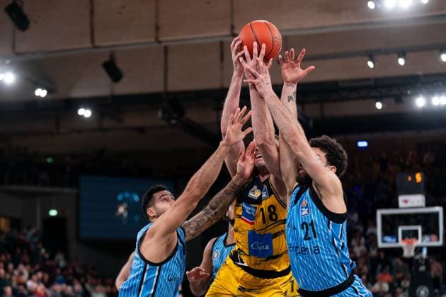 Benedikt Turudic Veolia Towers Hamburg, 44 , Jonas Wohlfarth Bottermann MHP RIESEN Ludwigsburg, 18 and Devon Daniels Veolia Towers Hamburg, 21 fight for the ball, GER, Veolia Towers Hamburg vs MHP Riesen Ludwigsburg, Basketball, Bundesliga, Matchday 8, Season 2025 2026, 22 11 2025 GER, Veolia Towers Hamburg vs MHP Riesen Ludwigsburg, Basketball, Bundesliga, Matchday 8, Season 2025 2026, 22 11 2025 Hamburg Copyright: xEibner-Pressefoto MaxxVincenx EP_MVN