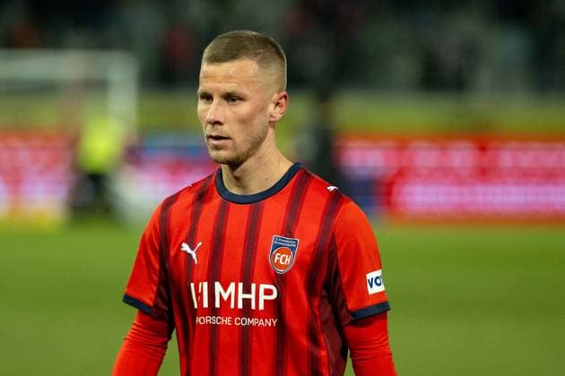 Adrian Beck FC Heidenheim, 21 , is disappointed, dissatisfied, GER, 1 FC Heidenheim vs Borussia Moenchengladbach, Football, Bundesliga, Matchday 11, Season 2025 2026, 22 11 2025, DFL DFB REGULATES PROHIBIT ANY USE OF PHOTOGRAPHS AS IMAGE SEQUENCES AND OR QUASI VIDEO, GER, 1 FC Heidenheim vs Borussia Moenchengladbach, Football, Bundesliga, Matchday 11, Season 2025 2026, 22 11 2025 Heidenheim Copyright: xEibner-Pressefotox EP_EER