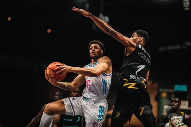 Easycredit BBL Basketball Braunschweig Löwen Telekom Baskets Bonn, 22 11 25 Joel Aminu Telekom Baskets Bonn, 21 Easycredit BBL Basketball Braunschweig Löwen vs Telekom Baskets Bonn on 22 11 2025 in the Volkswagen Halle, Braunschweig Copyright: xBEAUTIFULxSPORTS Tonhäuserx