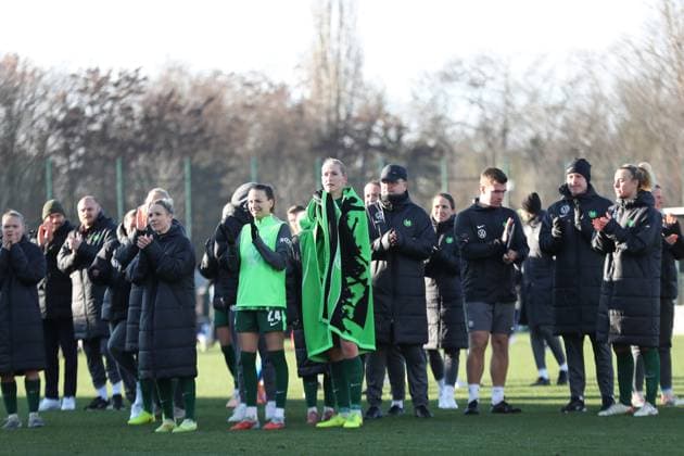 Google Pixel Womens Bundesliga, RB Leipzig VfL Wolfsburg 23 11 2025 The VfL Wolfsburg team applauds the fans Football, Google Pixel Womens Bundesliga, Season 2025 2026, 11 Matchday RB Leipzig vs VfL Wolfsburg on 23 11 2025, Training Center Cottaweg, Leipzig DFB REGULATIONS PROHIBIT ANY USE OF PHOTOGRAPHS AS IMAGE SEQUENCES AND OR QUASI VIDEO Copyright: xBEAUTIFULxSPORTS JanxKaeferx