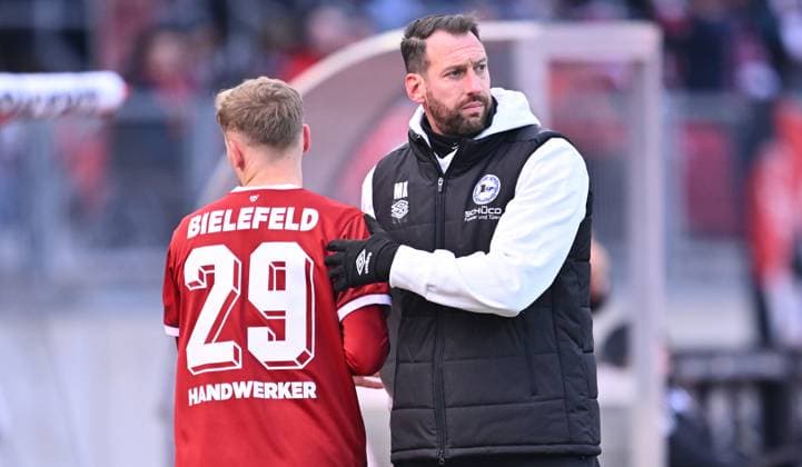 23 11 2025 Soccer season 2025 2026 2 Soccer Bundesliga 13 Matchday 1 FC Nürnberg FCN Club DSC Arminia Bielefeld Sportfoto Zink xwoxzix DFL regulations prohibit any use of photographs as image sequences and or quasi video only for editorial use Tim Handwerker 29, Arminia Bielefeld Michael Mitch Kniat Trainer Arminia Bielefeld disappointed disappointment