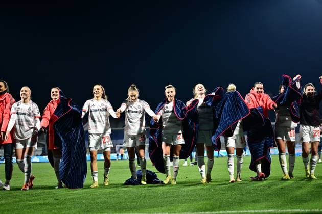 Glodis Perla Viggosdottir 4 FC Bayern Munich , Giulia Gwinn 7 FC Bayern Munich , Natalia Padilla Bidas 23 FC Bayern Munich , Barbara Dunst 28 FC Bayern Munich , Vanessa Gilles 2 FC Bayern Munich , Arianna Caruso 27 FC Bayern Munich , Jovana Damnjanovic 9 FC Bayern Munich and Katharina Naschenweng 19 FC Bayern Munich celebrate together on the pitch Players celebrate together Copyright: xspeedshotx
