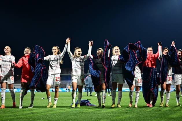 Glodis Perla Viggosdottir 4 FC Bayern Munich , Natalia Padilla Bidas 23 FC Bayern Munich , Stine Ballisager 3 FC Bayern Munich , Jovana Damnjanovic 9 FC Bayern Munich , Katharina Naschenweng 19 FC Bayern Munich , Momoko Tanikawa 18 FC Bayern Munich , Arianna Caruso 27 FC Bayern Munich and Vanessa Gilles 2 FC Bayern Munich celebrate together on the pitch Players celebrate together Copyright: xspeedshotx