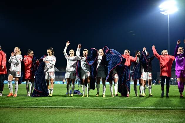 Glodis Perla Viggosdottir 4 FC Bayern Munich , Ena Mahmutovic 32 FC Bayern Munich , Stine Ballisager 3 FC Bayern Munich , Katharina Naschenweng 19 FC Bayern Munich , Natalia Padilla Bidas 23 FC Bayern Munich , Vanessa Gilles 2 FC Bayern Munich , Arianna Caruso 27 FC Bayern Munich , Pernille Harder 21 FC Bayern Munich and Jovana Damnjanovic 9 FC Bayern Munich celebrate together on the pitch Players celebrate together Copyright: xspeedshotx