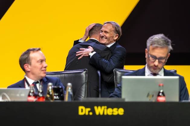 23 11 2025, Football, Season 2025 2026, 1 Bundesliga, General Meeting Borussia Dortmund, f l Deputy President Daniel Lörcher Borussia Dortmund is embraced by President Hans Joachim Watzke Borussia Dortmund, Dortmund Messe Wetsfalenhalle NRW Germany xRHR PHOTO DEx Copyright: DennisxEwert RHR-FOTOx RHR-FOTO DE