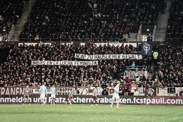 Soccer Men Season 2025 2026 Soccer Bundesliga 11 Matchday FC St Pauli vs 1 FC Union Berlin 23 11 2025 St Pauli fans banner Nein Zu Häuslicher Gewalt Unidxs En La Lucha Feminista Hamburg Millerntor Stadion Hamburg Germany