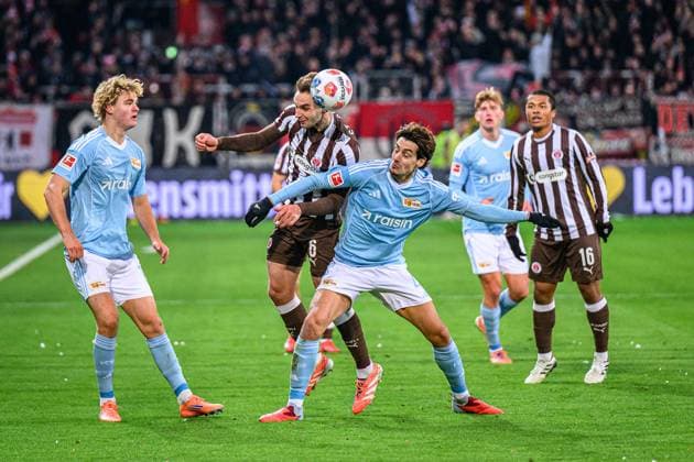 Soccer I Men I Season 2025 2026 I Bundesliga I 11 Matchday I FC St Pauli 1 FC Union Berlin I 23 11 2025 Tom Rothe 15, 1 FC Union Berlin , James Sands 6, FC St Pauli , Diogo Leite 4, 1 FC Union Berlin Hamburg Millerntor Stadion Hamburg Germany Copyright: xLobecax xHenningxRohlfsx