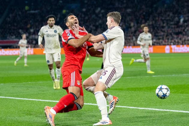25 11 2025, Football UEFA Champions League, Season 2025 2026, Group stage, 05 Matchday, Ajax Amsterdam Benfica Lisbon at the Johan Cruijff ArenA in Amsterdam Duel between Evangelos Pavlidis Benfica Lisbon, 14 and Youri Baas Ajax Amsterdam, 15 Photo Kirchner Media Thomas Haesler Copyright: xKirchner-Media ThomasxHaeslerx