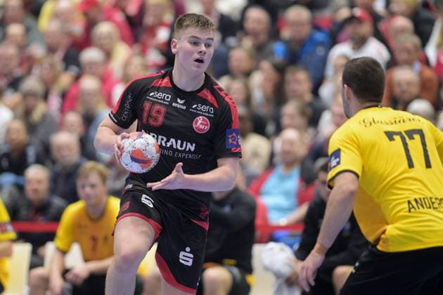 Reynir Thor Stefansson MT Melsungen 19 on the ball , Jonathan Andersson HF Karlskrona 77 , GER, MT Melsungen HF Karlskrona SWE l, Handball, EHF European League Maenner, Group Matches, Season 2025 2026, 25 11 2025, GER, MT Melsungen HF Karlskrona, Handball, EHF Maenner, Group Matches, Season 2025 2026, 25 11 2025 Kassel Copyright: xEibner-Pressefotox xRolandxSippelx EP_RSL