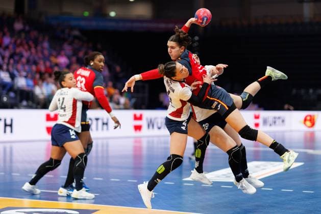 Ester Bosch Somaza Spain in duel with Fernanda Insfran Mora Paraguay , Spain vs Paraguay, Handball, IHF Womens Handball World Championship, Matchday 01, 26 11 2025 Spain vs Paraguay, Handball, IHF Womens Handball World Championship, Matchday 01, 26 11 2025 Copyright: xEibner-Pressefoto AlexanderxNeisx EP_ANS