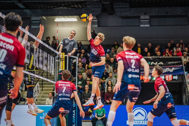 Volleyball Men ZOI DVV Cup 2025 26 Quarter-final HELIOS GRIZZLYS Giesen vs SVG Lüneburg 26 11 2025 Axel Enlund 17 SVG Lüneburg against the block of Yannik Ahr 7 Helios Grizzlys Giesen