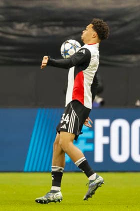 Nnamdi Collins Eintracht Frankfurt, 34 warming up before the start of the match , Germany, Football, UEFA Champions League, Matchday 5, 2025 2026, Eintracht Frankfurt vs Atalanta Bergamo, 26 11 2025, Deutsche Bank Park, Frankfurt am Main, Germany Frankfurt am Main Deutsche Bank Park Hessen Germany Copyright: xGrantxHubbsx