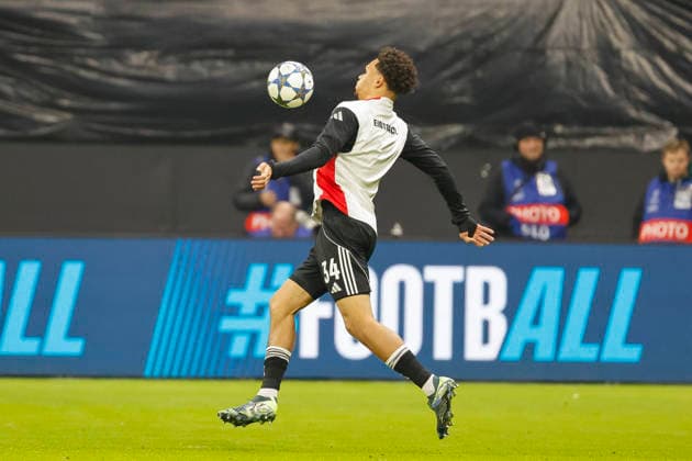 Nnamdi Collins Eintracht Frankfurt, 34 warming up before the start of the match , Germany, Football, UEFA Champions League, Matchday 5, 2025 2026, Eintracht Frankfurt vs Atalanta Bergamo, 26 11 2025, Deutsche Bank Park, Frankfurt am Main, Germany Frankfurt am Main Deutsche Bank Park Hessen Germany Copyright: xGrantxHubbsx