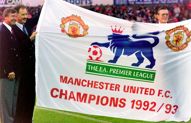 930818 Football, Premier League 1993 1994, Manchester United Sheffield United Manchester United manager Alex Ferguson with a championship banner for the last season Photo BILDBYRAN D165 01 D165 01 scanx football fotboll soccer Premier League Manchester United Sheffield United england season 1993 1994 1993 94 1993 94 1993 august 18 bbeng dia  Copyright: BILDBYRAN BB930818BB052