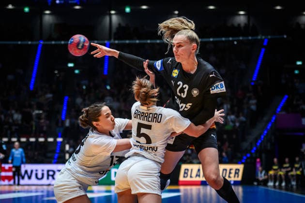Annika Lott Germany, 23 vs Maite Pessina Portos Uruguay, 13 , left and Camila Barreiro Guerra Uruguay, 05 , right GER, Uruguay Germany, World Handball Championship, Preliminary Round, Group C, 28 11 2025 GER, Uruguay Germany, World Handball Championship, Preliminary Round, Group C, 28 11 2025 Stuttgart Copyright: xSandyxDinkelackerx EP_SDR