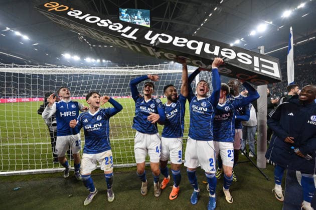 Schalke players celebrate victory 28 11 2025, Soccer 2 Bundesliga, Season 2025 2026, Matchday 14, FC Schalke 04 SC Paderborn DFL regulations prohibit any use of photographs as image sequences and or quasi video Gelsenkirchen Veltins Arena Nordrhein Westfalen Germany Team2