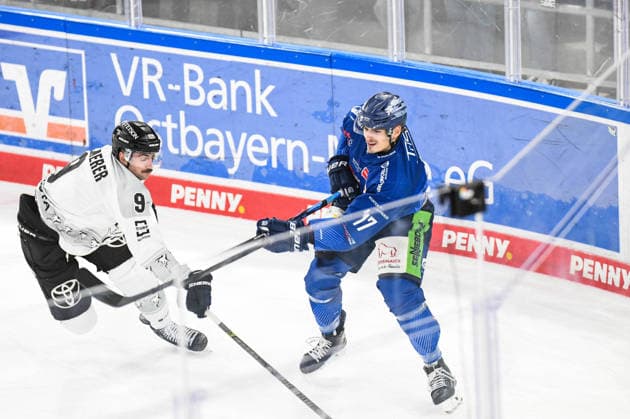 Adrian Klein Straubing Tigers on the sidelines with Maximilian Kammerer Koelner Haie Straubing Tigers vs Koelner Haie, Ice Hockey, German Ice Hockey League, Penny DEL, Matchday 23, Season 2025 2026, 28 11 2025 Straubing Tigers vs Koelner Haie, Ice Hockey, German Ice Hockey League, Penny DEL, Matchday 23, Season 2025 2026, 28 11 2025 Straubing Copyright: xEibner-Pressefoto EvaxFuchsx EP_EFS