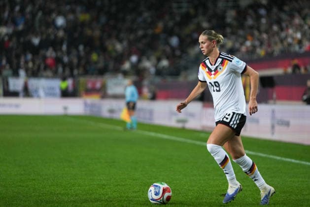 UEFA WOMEN S NATIONS LEAGUE Germany vs Spain, 28 11 025 Klara Bühl Germany, 19 on the ball UEFA WOMEN S NATIONS LEAGUE Germany vs Spain, Fritz Walter Stadion, 28 11 025 DFB DFL REGULATIONS PROHIBIT ANY USE OF PHOTOGRAPHS AS IMAGE SEQUENCES AND OR QUASI VIDEO Copyright: xBEAUTIFULxSPORTS Boscox