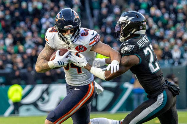 Chicago Bears tight end Colston Loveland (84) is pursued by Philadelphia Eagles cornerback Quinyon Mitchell (27) during the first half of NFL, American Football Herren, USA action at Lincoln Financial Field in Philadelphia, Pa on Friday, November 28, 2025. PHI20251128006 LAURENCExKESTERSON