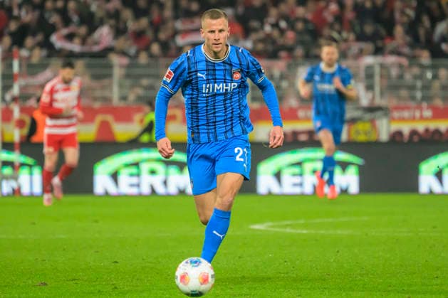 in the picture from l Adrian Beck FCH, 21 , GER, Berlin, 1 FC Union Berlin vs 1 FC Heidenheim 1846, 1 Bundesliga, Football, DFB, Season 2025 2026, Alte Foersterei, Matchday 12, DFB DFL REGULATIONS PROHIBIT ANY USE OF PHOTOGRAPHS AS IMAGE SEQUENCES AND OR QUASI VIDEO, 29 11 25, Copyright: HMBxMedia UwexKoch