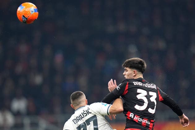 AC Milan s Davide Bartesaghi fights for the ball with Lazio™s Adam Marusic during the Serie A soccer match between Milan and Lazio at the San Siro Stadium in Milan , north Italy - Saturday , November 29 , 2025. - Soccer .  Copyright: xSpada LaPressex