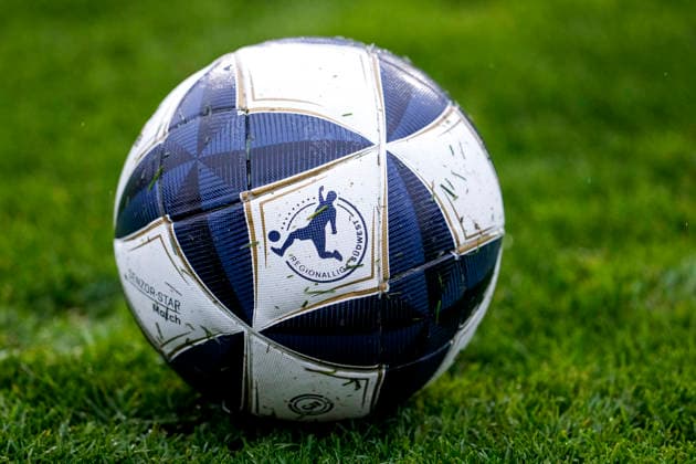 A ball of the brand Erima Senzor Star Match, Regionalliga Südwest is lying on the grass and shows the league logo, logo, official match ball, official Match Ball, symbol photo, symbol image, icon, cropped image, single image, action, action, 30 11 2025, Sandhausen Germany , Football, Regionalliga Südwest, SV Sandhausen SV Stuttgarter Kickers xozx