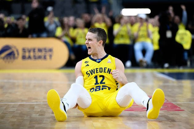 251201 Ludvig Hakanson of Sweden celebrates during the FIBA World Cup Qualifier game between Sweden and Slovenia on December 1, 2025 in Gothenburg Photo Carl Sandin BILDBYRAN kod CS CS0811 basketball vm kval kval fiba world cup qualifiers sverige slovenien sweden slovenia bbeng jubel  Copyright: CARLxSANDIN BB251201CS024