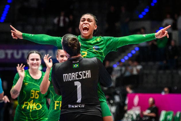 Bruna de Paula Brazil, 2 is lifted by Gabriela Goncalves Dias Moreschi Brazil, 1 cheer, cheer, joy, cry of joy GER, Sweden Brazil, Handball World Championship, Preliminary Round, Group G, 01 12 2025 GER, Sweden Brazil, Handball World Championship, Preliminary Round, Group G, 01 12 2025 Stuttgart Copyright: xSandyxDinkelackerx EP_SDR
