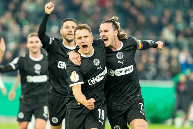 Kaars Martijn FC St Pauli, 19 and Irvine Jackson FC St Pauli, 7 celebrate the goal for 0 1 by Kaars Martijn FC St Pauli, 19 VfL Borussia Moenchengladbach vs FC St Pauli, Football, DFB Pokal, Round of 16, Season 2025 2026, 02 12 2025 DFB REGULATES PROHIBIT ANY USE OF PHOTOGRAPHS AS IMAGE SEQUENCES AND OR QUASI VIDEO VfL Borussia Moenchengladbach vs FC St Pauli, Football, DFB Pokal, Round of 16, Season 2025 2026, 02 12 2025 Moenchengladbach Copyright: xEibner-Pressefoto J.xDerondeaux EP_JDU