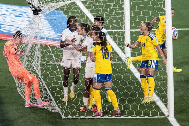 251202 Goalkeeper Pauline Peyraud Magnin of France argues with Nathalie Björn of Sweden during the Women s Nations League bronze medal second leg match between Sweden and France on December 2, 2025 in Stockholm Photo Joel Marklund BILDBYRAN kod JM JM0754 bbeng fotboll football soccer fotball nations league uefa womens nations league bronsmatch bronze medal match dam sverige sweden frankrike france  Copyright: JOELxMARKLUND BB251202JM053